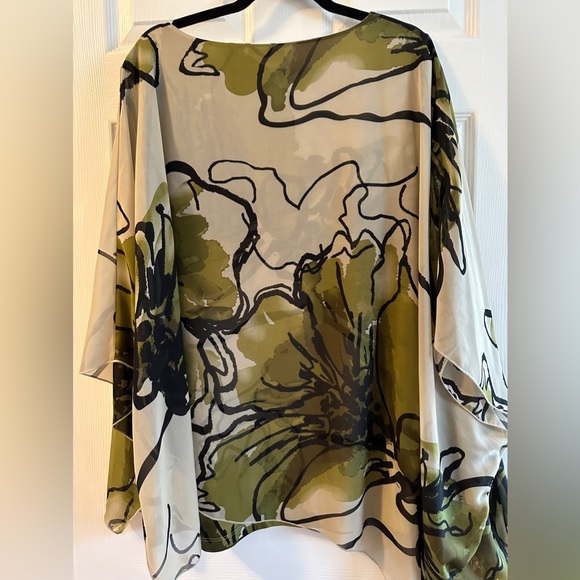 Laura plus poncho top - Picture 9 of 9